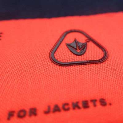 Kundengebundenes Polyester 100% 3D Logo Screen Printing Clothing Labels