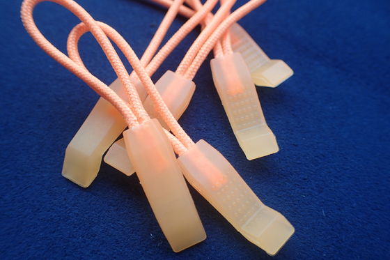 Umweltfreundlicher prägeartiger Logo Rubber Zipper Puller For kleidet an